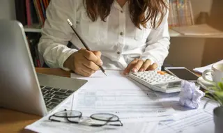 Una persona realizando declaración de la Renta