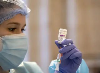 Una sanitaria prepara una vacuna. Archivo