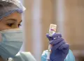 Una sanitaria prepara una vacuna. Archivo