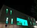 Iluminación de color verde en la fachada de este edificio en Zamora. Archivo