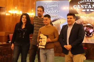 Algunos de los premiados recogiendo su galardón | Alejandro Sardón