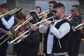 Personas tocando la trompeta. Archivo