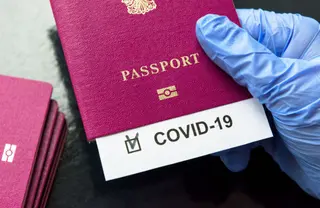 El pasaporte de vacunación que ultima la UE: gratuito, bilingüe y con un código de barras