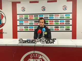 Charlie en rueda de prensa