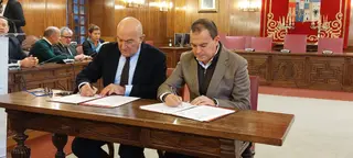 Jesús Julio Carnero y Francisco Requejo firman el convenio del Fondo de Cohesión Territorial