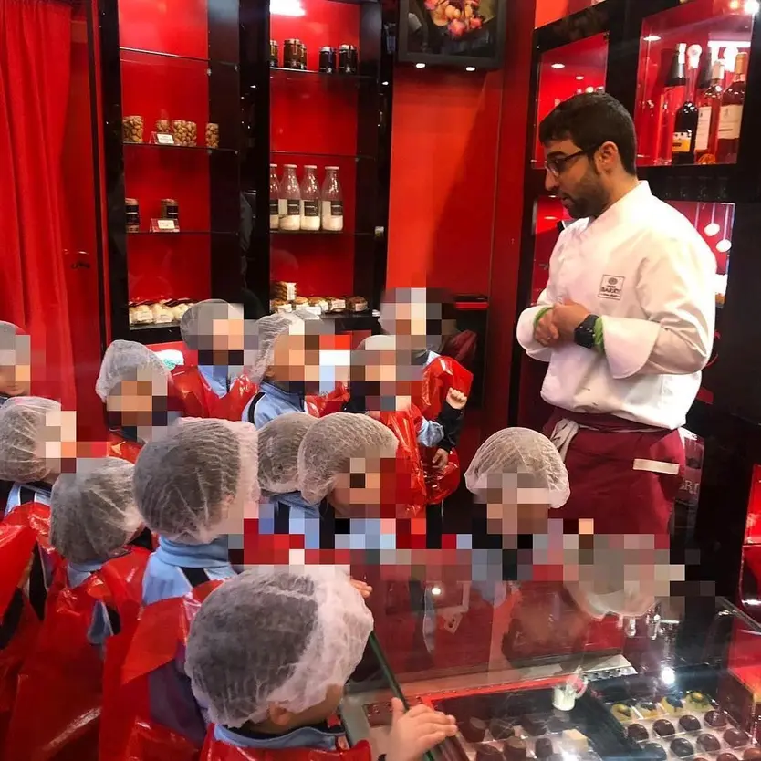 Francisco Cuadrado atendiendo a un grupo de escolares durante una visita