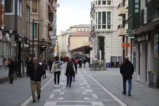 Personas paseando por calle Santa Clara