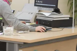 Trabajador en una oficina. Archivo