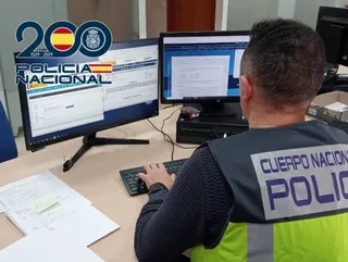 Un agente de la Policía ante un ordenador. POLICÍA NACIONAL Archivo