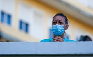 Una sanitaria aplaude a las puertas del hospital