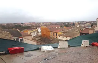 El temporal tumba parte de la valla de Herreros