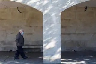 Un anciano dando un paseo
