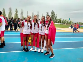 Relevo 4x100 Castilla y León con Medea Hernández