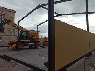 Imagen de la carpa que se está montando en la Plaza de Claudio Moyano que albergará a los pasos esta Semana Santa