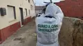 Un agente de criminalística de la Guardia Civil en el lugar donde se produjo el asesinato de Peleas de Abajo este 2026