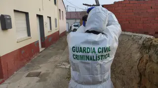 Un agente de criminalística de la Guardia Civil en el lugar donde se produjo el asesinato de Peleas de Abajo este 2026