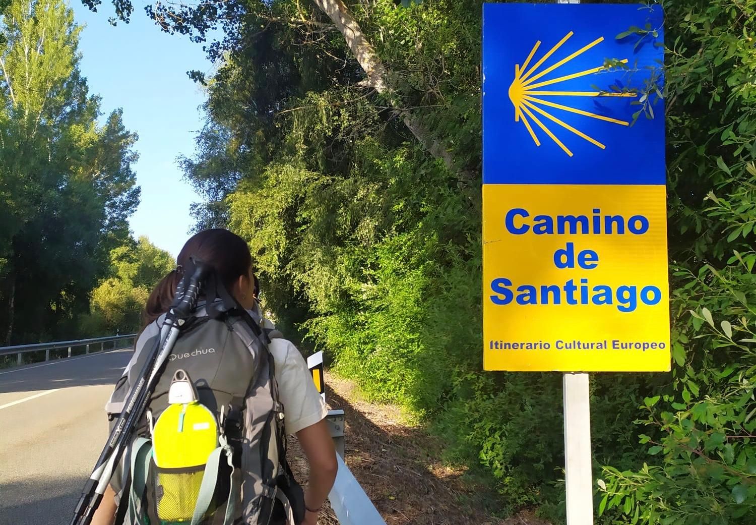 Una pregrina en Lubián realizando el Camino Sanabrés