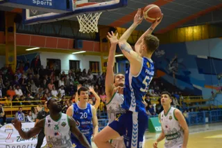 Un lanzamiento de Paukstè en el CB Zamora - Albacete Basket.
