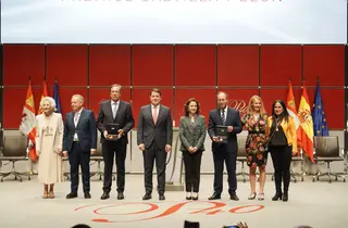 Rubén Cacho ICAL . El presidente de la Junta de Castilla y León, Alfonso Fernández Mañueco, junto a los galardonados con los Premios Castilla y León 2023