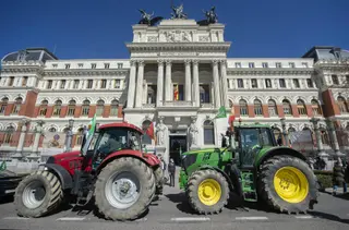      Dos tractores, frente al Ministerio de Agricultura, donde representantes de agricultores han llegado para pedir mejoras para el campo