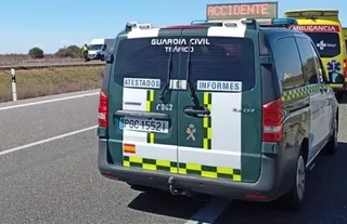 Guardia Civil y ambulancia en la autovía. Archivo