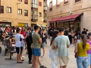 Imagen de la cola a las afueras de la tienda del Zamora CF