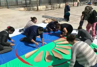 Mujeres gitanas pintando la bandera del Pueblo Gitano Archivo EP