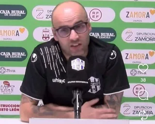 Miguel Ángel Macias, entrenador del Atlético Benavente en rueda de prensa.