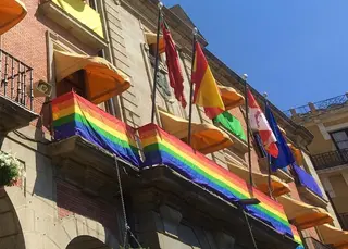 Bandera del Orgullo en los balcones del Ayuntamiento de Zamora. Archivo