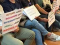 Carteles De Protesta De Los Funcionarios Durante El Pleno Del Mes De Mayo