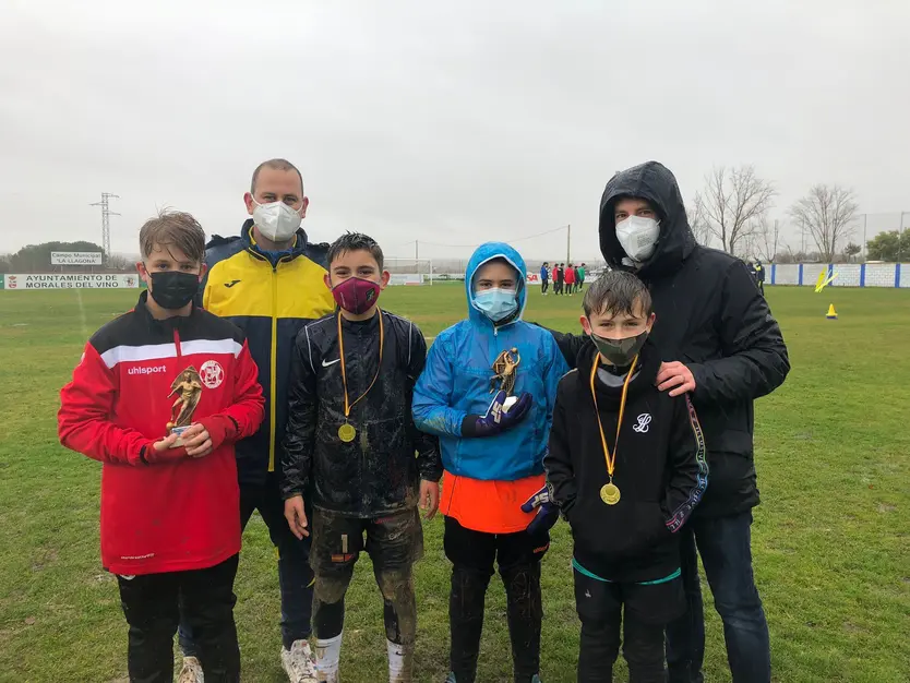 Algunos de los jóvenes reciben sus trofeos