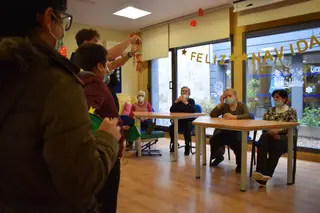Un instante de la entrega de adornos