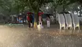 Las decenas de asistentes que acudieron a ver la obra se quedaron con las ganas ante la intensa lluvia