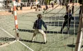 Niños juegan en el patio de un colegio