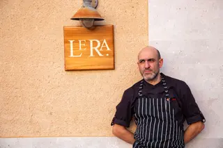 Luis Alberto Lera a las puertas del restaurante