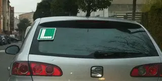 Un coche con la L que identifica al conductor novel