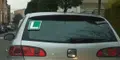 Un coche con la L que identifica al conductor novel