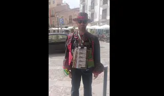 Vendedor de la ONCE vestido de flamenca