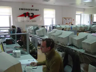 Sala de emergencias 112 en sus inicios. Foto Centro de Emergencias Sanitarias 112 Castilla y León