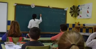 Profesor dando clase en un aula educativa