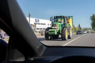 Imagen de un tractor en una carretera