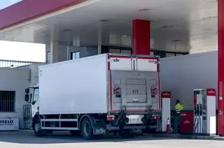 Un camión reposta en una gasolinera - Alberto Ortega - Europa Press - Archivo