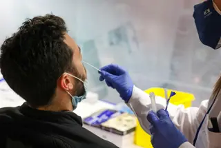 Un sanitario realiza un test de antígenos a un hombre