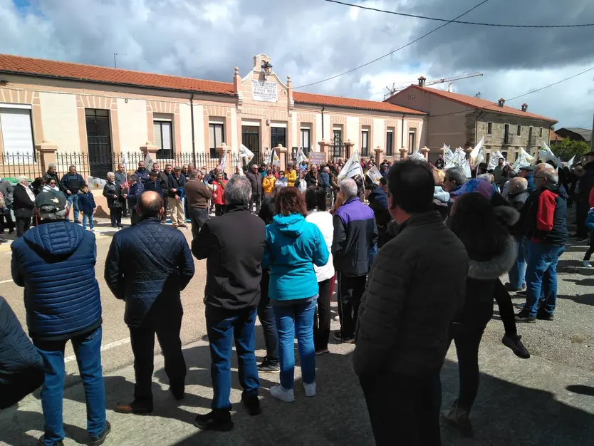 ICAL. Manifestación convocada por la Alianza UPA COAG en Villardeciervos (Zamora) para exigir la cobertura de las plazas de médicos en las zonas básicas de salud de Sanabria y La Carballeda.