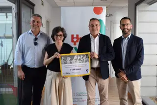 La Hermandad del Santísimo Cristo del Espíritu Santo de Zamora dona 2.000 euros a Alzheimer Zamora