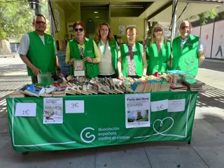 Libros que ayudan a vivir: la feria solidaria en Zamora que convierte la lectura en apoyo contra el cáncer