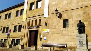 Fachada de la Biblioteca Pública de Zamora. Archivo.