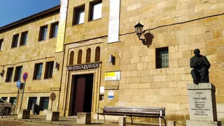 Fachada de la Biblioteca Pública de Zamora. Archivo.