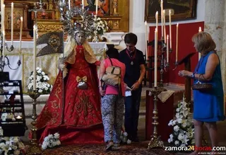 Decenas de fieles cumplen con la tradición del besamanos a la Virgen de la Concha