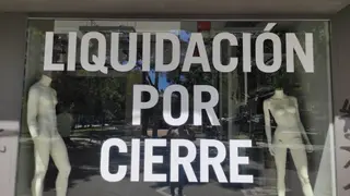Cartel de "liquidación por cierre". Adiós a otro histórico negocio de moda de Zamora.